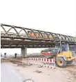  ??  ?? Über diese provisoris­che Brücke führte viele Jahre der Verkehr.