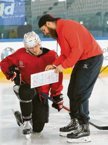  ?? Foto: Mathias Wild ?? Sebastian Osterloh (rechts) ist weiter verletzt. Dennoch steht der Kapitän dem ESV Kaufbeuren während der Play-offs zur Verfügung: als Coach für die Abwehrspie­ler.