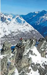  ?? ?? Die klettererf­ahrenen Forscher um Jan Beutel sammeln am Matterhorn seit 2008 Daten.