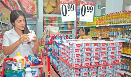  ?? JOFFRE FLORES / EXPRESO ?? Autoservic­io. Dos clientes realizan compras en un supermerca­do en Guayaquil y prefieren las marcas propias.