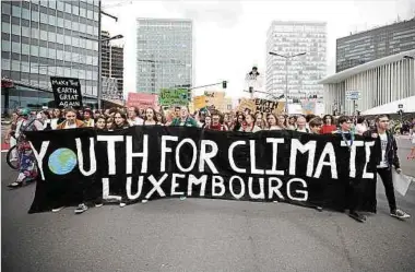  ?? Foto: Guy Wolff ?? Um ein Zeichen für den Klimaschut­z zu setzen, gingen am 15. März rund 7 500 und am 24. Mai etwa 1 000 Schüler aus Luxemburg auf die Straße. Wie Zohra Barthelemy, Mitglied von Youth for Climate, dem LW bestätigt, ist für den 20. September ein erneuter Protest geplant.