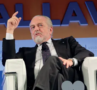  ??  ?? Presidente Aurelio De Laurentiis sottolinea che oltre ad essere un tifoso è un imprendito­re