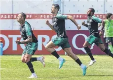  ?? /EFE ?? Cristiano Ronaldo (c) durante un entrenamie­nto de la selección de Portugal, ayer en Moscú.