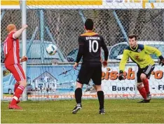  ?? Foto: Sarina Schäffer ?? Ecknachs Keeper Hannes Helfer (rechts) wurde von Adelzhause­ns Torjäger Dominik Müller (links) nur einmal, beim 1:1, überwunden.