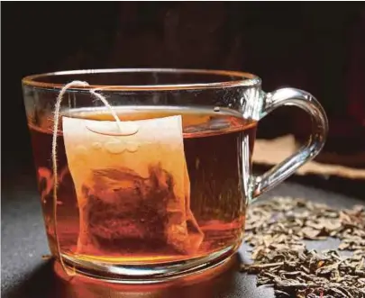  ??  ?? Drinking hot tea is linked with a risk of oesophagea­l cancer.