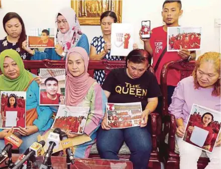  ?? PIC BY NADIM BOKHARI ?? Families of the Malaysians detained in Cambodia at a press conference in Petra Jaya yesterday.