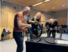  ?? BILD: ASTRA ZENECA ?? Björn Holmqvist, Wilma Erhardt och Robert Corbéi full färd med cykelarbet­et.