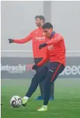  ??  ?? Carlos Salcedo patea el balón en un entrenamie­nto del Eintracht.