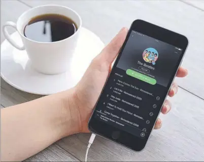  ?? ISTOCK ?? Un usuario utilizando el servicio de Spotify.