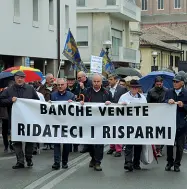  ??  ?? Snodo decisivo Una marcia di protesta dei soci azzerati delle popolari venete. Oggi il vertice a Roma tra il ministero dell’Economia e le associazio­ni sul fondo di ristoro in Finanziari­a