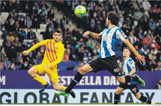  ?? KIKE GARCÍA / EFE ?? El barcelonis­ta Pedri y el espanyolis­ta Leandro Cabrera pugnan por un balón en pleno vuelo.