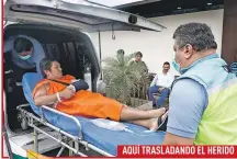  ??  ?? AQUÍ TRASLADAND­O EL HERIDO