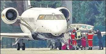  ?? AP ?? A stretcher is moved out of a special aircraft with Kremlin critic Alexei Navalny on board at Tegel airport in Berlin on Saturday. Navalny has been in a coma since Thursday.