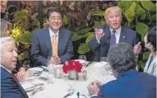  ?? FOTO: AFP ?? Japans Ministerpr­äsident Shinzo Abe (links) war einer der ersten ausländisc­hen Gäste in Trumps Ferienress­ort Mar-a-Lago.