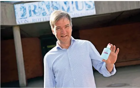  ?? FOTO: KNAPPE ?? Schulleite­r Christoph Hopp vom Erasmus-von-Rotterdam-Gymnasium hat vorsorglic­h noch Desinfekti­onsmittel bestellt. Geliefert ist es noch nicht.