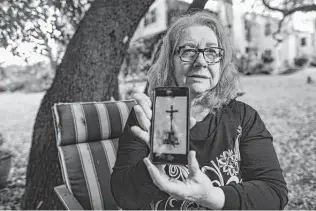  ?? Billy Calzada / Billy Calzada ?? Agnes Rozsa shows a picture of a crucifix carried by her aunt, Rose Helen Safran, when she escaped the communist forces in Budapest. Rozsa herself left the nation in 1972 for the U.S.