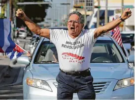  ?? Alan Diaz / AP ?? Un integrante de la comunidad de exiliados cubanos en Miami participa de las celebracio­nes por la muerte de Castro, el sábado, en la Pequeña Habana.