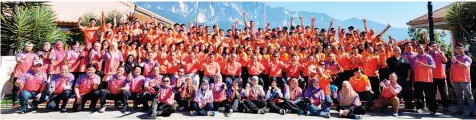  ??  ?? Tawfiq (centre) with Sabah’s Sukma athletes at the Civics Bureau in Kundasang yesterday.