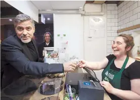  ?? (EFE) ?? Sin tarjeta. A la hora de pagar, Clooney prefirió hacerlo en efectivo.