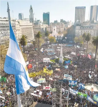  ?? ?? Miles de
personas se manifestar­on en la capital contra el ataque a C. Kirchner