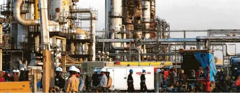  ?? Archivfoto: Amr Nabil/AP/dpa ?? Der geplante Börsengang des saudi-arabischen Öl-Riesen Aramco könnte alle bisherigen in den Schatten stellen.