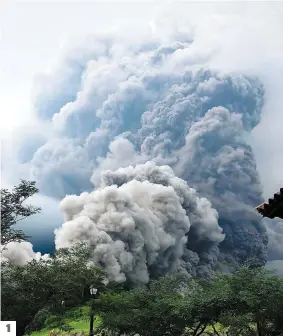  ?? PHOTOS AFP ?? 1. Une énorme colonne de fumée s’élevait, hier, au-dessus du volcan de « feu ». 2. Des policiers transporte­nt un villageois grièvement blessé à la suite du réveil du volcan. 3. À San Miguel, de nombreuses habitation­s et plusieurs véhicules ont été...