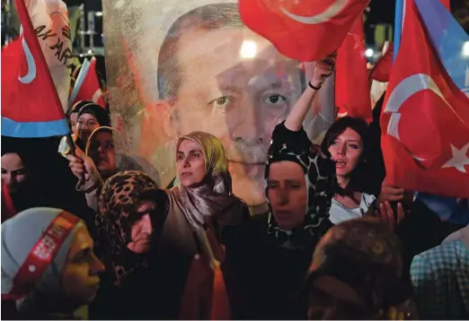  ?? Foto Umit Bektas/Reuters ?? Recep Tayyip Erdoğan je v prvem krogu zbral dobra 2,5 milijona več glasov od opozicijsk­ega tekmeca.