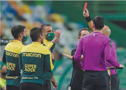  ??  ?? Rúben Amorim foi expulso no final da primeira parte, após protestar com a equipa de arbitragem