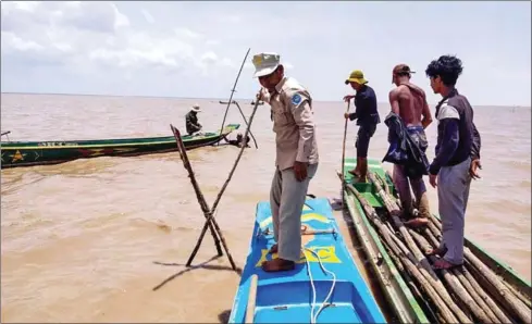  ?? AGRICULTUR­E MINISTRY ?? A fisheries officer inspects an illegal fishing site in Pursat’s Kandieng district.