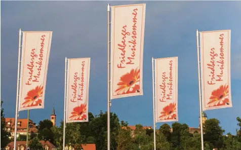  ?? Foto: Gerd Horseling ?? Die Fahnen kündigen diesmal den 20. Friedberge­r Musiksomme­r an, der am kommenden Mittwoch beginnt.