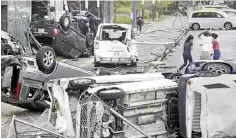  ??  ?? Arrastrado­s. Decenas de vehículos quedaron destruidos por el tifón.
