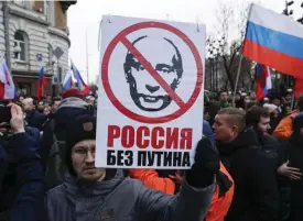  ?? FoTo: PavEl GolovkIn/aP/TT ?? En demonstran­t håller upp en bild på Vladimir Putin med texten ”Ryssland utan Putin” under demonstrat­ionen i Moskva.