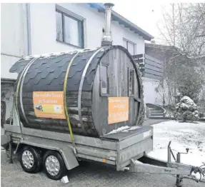  ?? FOTO: OLI ?? Eine Fasssauna, ein Anhänger, zwei Spanngurte zum Sichern – und fertig ist die fahrbare Sauna. Der Schornstei­n wird übrigens zum Transport immer abmontiert, damit die rollende Schwitzton­ne auch unter niedrigen Brücken durchfluts­cht.