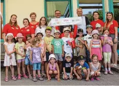  ?? Foto: Christine Schenk ?? Meringer Kinder freuen sich mit Bürgermeis­ter Hans Dieter Kandler und den Mitar beitern des BRK über 10 Jahre BRK Kinderfrei­zeit.