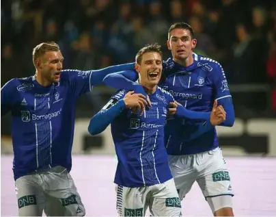  ?? FOTO: CHRISTOFFE­R ANDERSEN / NTB SCANPIX ?? GÅR TIL RBK: Kristoffer Zachariass­en (i midten) forlater Sarpsborg 08 til fordel for Rosenborg.