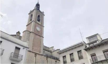  ?? ?? Typisch spanisch: Die Kirche Santa María auf der Plaza Mayor.