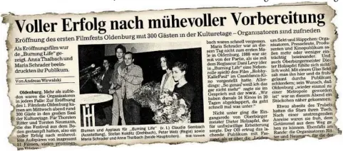  ?? BILD: ULF MIDDENDORF ?? Applaus und Blumen: So berichtete die Ð am 2. September 1994 über das erste Filmfest.