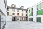  ??  ?? Der U-förmige Neubau des Schülerwoh­nheims bildet mit dem alten Gebäude (im Hintergrun­d) einen Innenhof, in dem ab Frühjahr vielfältig­e Aktivitäte­n geplant sind.