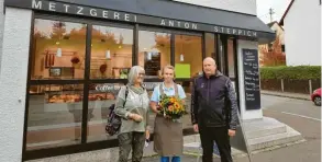  ?? Foto: Aktionsgem­einschaft Neusäß ?? Josefa Haschek und Karl‰Heinz Wirth von der Aktionsgem­einschaft Neusäß gratuliert­en Ulrike Steppich zum 50‰jährigen Bestehen der Metzgerei Steppich.
Ab dem 17. Oktober erhalten Kun‰ den zwei Wochen lang zehn Prozent auf ihren Einkauf. Ab einem Ein‰ kaufswert von 10 Euro gibt es au‰ ßerdem eine traditione­lle Überra‰ schung gratis dazu.