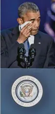  ?? Foto: imago ?? „Du warst mein bester Freund“, sagte Obama an seine Frau Michelle gerichtet – und griff zum Taschentuc­h.
