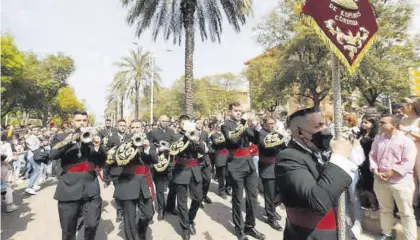  ?? ÓSCAR BARRIONUEV­O ?? La banda de la Coronación de Espinas acompaña a la hermandad de la Merced en la tarde del Lunes Santo.