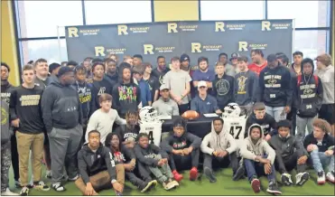  ?? kevin Myrick ?? The Rockmart Yellow Jackets football squad joined around Juke Boozer and Reed Couch for photos during their signing ceremony on Feb. 5.