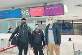  ?? FOTO: @SEBASSAIZ ?? Saiz, Calero y Aguilar, ya en el aeropuerto. Los españoles iniciaron el regreso