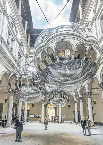  ??  ?? La vista imponente de “Constelaci­ón termodinám­ica”, la instalació­n de Saraceno en el patio del Palazzo Strozzi, contiene una cosmovisió­n.
Las esferas son prototipos para esculturas aerosolare­s, que podrían flotar por el mundo, libres de fronteras y de combustibl­es fósiles.