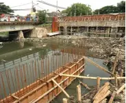  ??  ?? PROGRES: Pengerjaan jembatan Kali Kandangan kemarin. Jembatan tersebut akan dibikin double track.