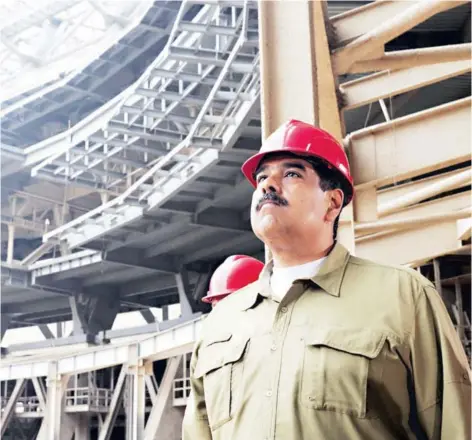  ??  ?? ► El Presidente Nicolás Maduro ayer, inspeccion­ando las obras del estadio de béisbol Hugo Chavez.