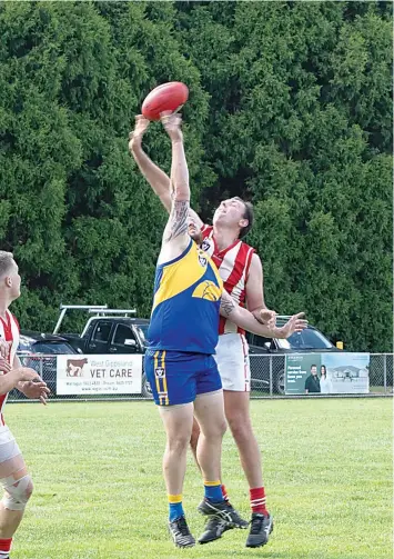  ?? WARRAGUL AND DROUIN GAZETTE April 12 2022 Page 53 ?? Ellinbank’s Chris Hartmann and Trafalgar’s Brett Cameron contest the mark.