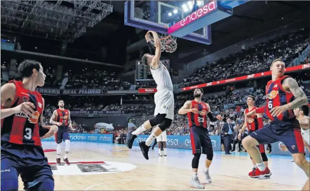  ??  ?? MATE DE DONCIC. El esloveno tuvo acciones brillantes y, como su equipo, fue de menos a más. Sacó ventaja con su velocidad y también cerca del aro. No forzó tiros lejanos.