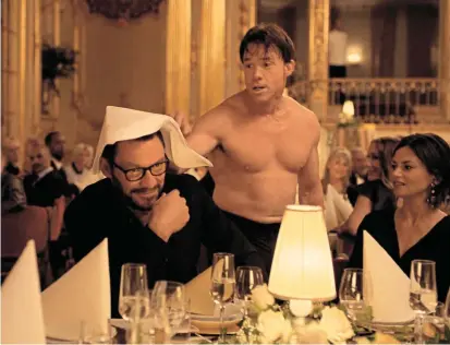  ??  ?? Eine Kunst-Performanc­e, die allmählich zum Angstszena­rio mutiert: Der Schwede Ruben Östlund wurde in Cannes für seine Satire „The Square“mit der Goldenen Palme prämiert.