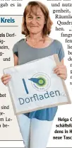  ??  ?? Helga Gruber Beck, Ge schäftsfüh­rerin des Dorfla dens in Huisheim, zeigt die neue Tasche mit dem Logo.